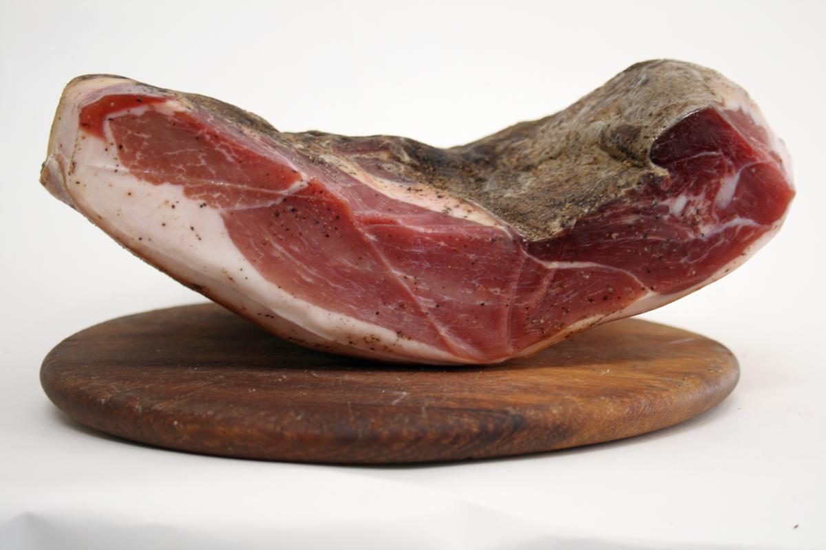 Prosciutto toscano stagionato locale